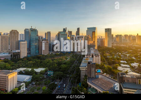 Vue sur le quartier de Makati à Manille au lever du soleil, aux Philippines, en Asie du Sud-Est, l'Asie Banque D'Images