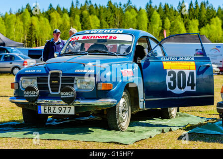 Emmaboda, Suède - mai 7, 2016 : 41ème Rallye de Suède du Sud dans le centre de services. Jansson équipe 1974 SAAB V4 vu de l'avant et côté wi Banque D'Images