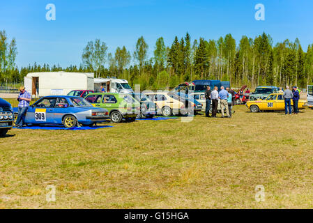 Emmaboda, Suède - mai 7, 2016 : 41ème Rallye de Suède du Sud dans le centre de services. Certaines des voitures et des personnes participant à la SSR Regu Banque D'Images