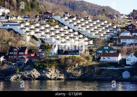 Développement du logement du côté du fjord près de Bergen, Hordaland, Norvège, Scandinavie, Europe Banque D'Images