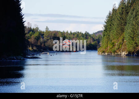 Côté cabines fjord près de Bergen, Hordaland, Norvège, Scandinavie, Europe Banque D'Images