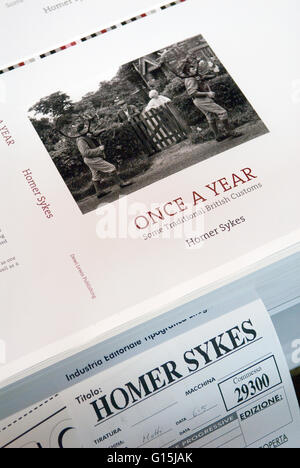 Livre italien EBS imprimantes Vérone. Une fois par an, certaines coutumes britanniques traditionnels par Homer Sykes en cours d'impression. Banque D'Images