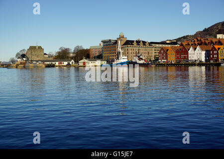 Vue sur le port et la tour d'Rosenkrantztarnet, et l'ancien quartier hanséatique de Bryggen,, ville de Bergen, Hordaland, Norvège Banque D'Images