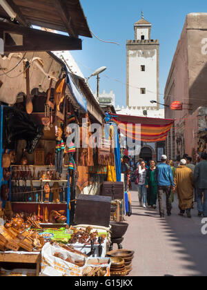 Grande Mosquée et scène de rue à la Medina, Essaouira, Maroc, Afrique du Nord, Afrique Banque D'Images