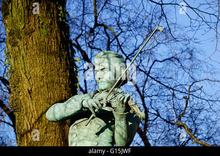 Ole Bulls Statue homme jouant du violon, Bergen, Norway, Scandinavia, Europe Banque D'Images