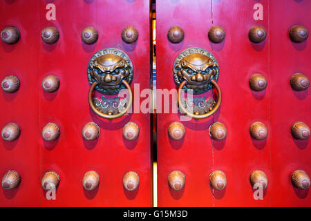 Face Dragon heurtoirs de porte, Buddha Tooth Relic temple, Chinatown, Singapour, Asie du Sud, Asie Banque D'Images