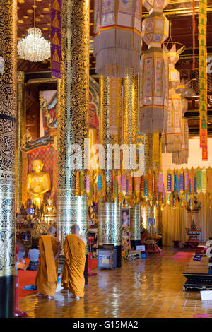 Moines au Wat Chedi Luang temple Worawihan, Chiang Mai, Thaïlande, Asie du Sud-Est, Asie Banque D'Images