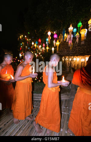 Moines célébrer Loi Kratong festival, Wat Phan Tao Temple, Chiang Mai, Thaïlande, Asie du Sud-Est, Asie Banque D'Images