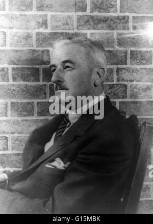 Portrait de Faulkner en 1954 par Carl Van Vechten. William Cuthbert Faulkner (25 septembre 1897 - 6 juillet 1962) est un écrivain américain d'Oxford, Mississippi. Faulkner a écrit des romans, des nouvelles, une pièce de théâtre, des poèmes, des essais et des scénarios au cours de sa carrière Banque D'Images