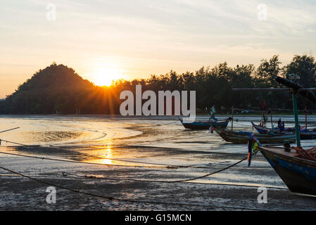 Sam Phraya plage au coucher du soleil, Khao San Roi Yot Parc National, Prachuap Kiri Khan, Thaïlande, Asie du Sud, Asie Banque D'Images