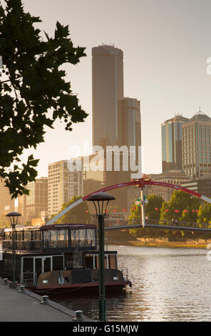 Rialto Towers le long de la rivière Yarra, Melbourne, Victoria, Australie, Pacifique Banque D'Images