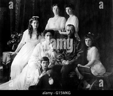 Portrait du tsar Nicolas II et sa famille, à partir de la série de photos prises à l'occasion du tricentenaire des Romanov en 1913. Les images ont été produites par la famille impériale's photographes favoris, Boissonas et Eggler de Saint-Pétersbourg et vendus sous forme de cartes postales Banque D'Images