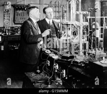 Langmuir et Marconi dans le laboratoire de recherche de General Electric, New York, 1922. Irving Langmuir ( 31 janvier, 1881 - 16 août 1957) était un chimiste et physicien américain. Il a avancé plusieurs champs de base de la physique et de la chimie, a inventé le remplissage au gaz Banque D'Images