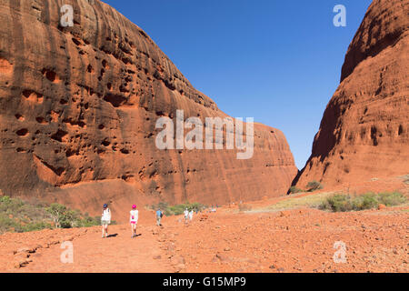 Les touristes de la randonnée au Walpa Gorge, Kata Tjuta (les Olgas), l'UNESCO, le Parc National d'Uluru-Kata Tjuta, Territoire du Nord, Australie Banque D'Images