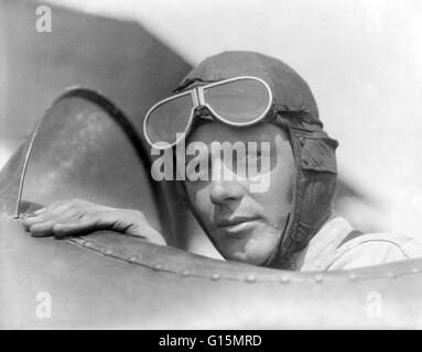 Lindbergh, le port de casque avec lunettes, en avion à cockpit ouvert du champ Lambert, Saint Louis, Missouri. Vers 1923-28. Charles Augustus Lindbergh (4 février 1902 - 26 août 1974) était un aviateur américain. Lindbergh a gagné une renommée mondiale comme le résultat Banque D'Images