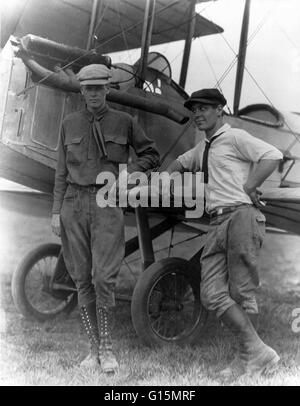 Lindbergh et Harlan 'bud' Gurney debout en avion à champ Lambert, Saint Louis, Missouri. Vers 1923-28. Charles Augustus Lindbergh (4 février 1902 - 26 août 1974) était un aviateur américain. Lindbergh a gagné une renommée mondiale à la suite de son non solo-st Banque D'Images