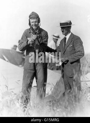 Lindbergh avec luxation de l'épaule après son deuxième saut en parachute. Charles Augustus Lindbergh (4 février 1902 - 26 août 1974) était un aviateur américain. Lindbergh a gagné une renommée mondiale à la suite de son vol sans escale en solo sur les 20 et 21 mai 1927, a fait bof Banque D'Images