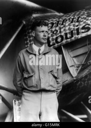 Lindbergh, avec l'Esprit de Saint Louis en arrière-plan, le 31 mai 1927. Charles Augustus Lindbergh (4 février 1902 - 26 août 1974) était un aviateur américain. Lindbergh a gagné une renommée mondiale à la suite de son vol sans escale en solo sur les 20 et 21 mai 1927, réalisé à partir de R Banque D'Images