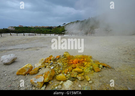 La solfatare, cratère volcanique avec active fumerolles, Pozzuoli, Naples, Campanie, Italie, Europe Banque D'Images