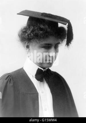 Keller portant graduation cap and gown, vers 1904. Helen Adams Keller (27 juin 1880 - 1 juin 1968) était un écrivain, activiste politique, et conférencier. Elle avait 19 mois quand elle a contracté une maladie, qui pourrait avoir été la scarlatine ou me Banque D'Images