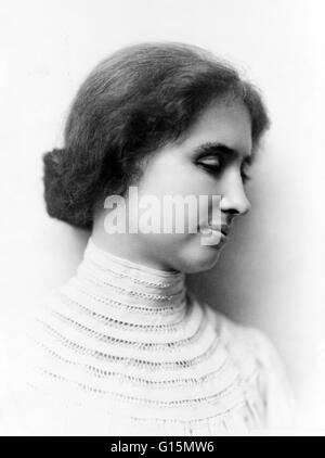 Keller, vers 1904. Helen Adams Keller (27 juin 1880 - 1 juin 1968) était un écrivain, activiste politique, et conférencier. Elle avait 19 mois quand elle a contracté une maladie, qui pourrait avoir été la scarlatine ou la méningite, qui a quitté son sourd et Banque D'Images