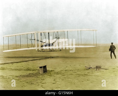 Le premier des frères Wright appareil plus lourd que l'air. Le 17 décembre 1903, à 10 h 30 à Kitty Hawk, Caroline du Nord, cet avion a augmenté pendant quelques secondes pour faire le premier powered plus lourd que l'air commande de vol de l'histoire. Le premier vol a duré 12 Banque D'Images