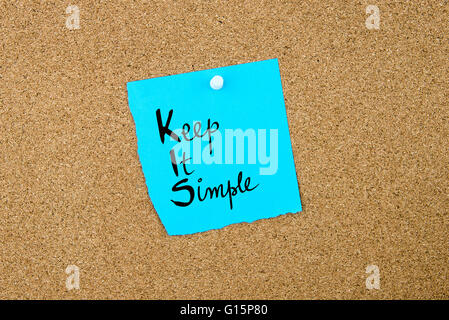 Acronyme d'affaires KIS Keep It Simple écrit sur papier bleu note épinglée sur le panneau de liège avec ma révérence blanc, copie espace disponible Banque D'Images