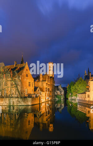 Rozenhoedkaai avec Beffroi datant du le long de l'après le coucher du soleil à Bruges, Belgique Banque D'Images