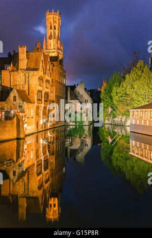 Rozenhoedkaai avec Beffroi datant du le long de l'après le coucher du soleil à Bruges, Belgique Banque D'Images