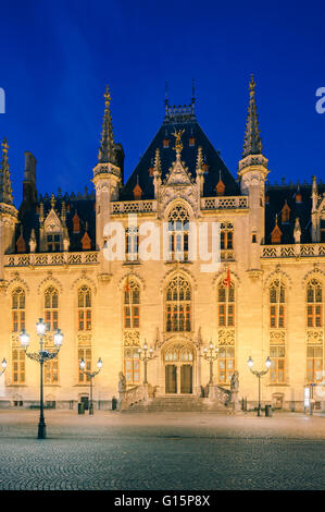 Le Provinciaal Hof (Province) de la Cour est un Neogothical immeuble sur la place du marché de Bruges, Belgique. Banque D'Images