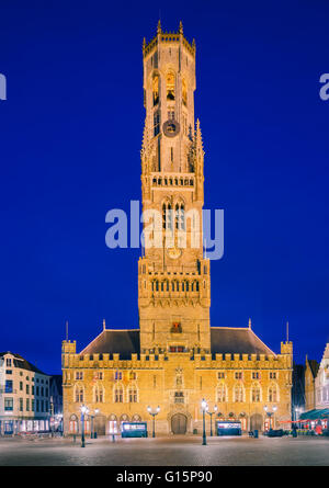 Le beffroi de Bruges (en néerlandais : Belfort van Brugge) est un clocher médiéval dans le centre historique de Bruges, Belgique. Banque D'Images