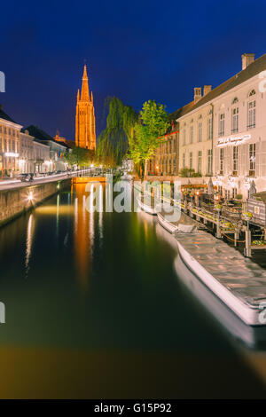 L'église de Notre Dame (en néerlandais : Onze-Lieve-Vrouwekerk) à Bruges, Belgique, date principalement du 13e, 14e et 15e siècles. Banque D'Images