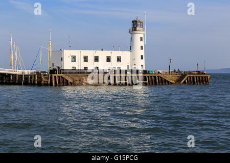 Phare de Scarborough vu du port. Banque D'Images