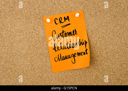 Acronyme d'affaires CRM La gestion de la relation client écrit sur du papier jaune note épinglée sur le panneau de liège avec ma révérence blanc, copie espace disponible Banque D'Images