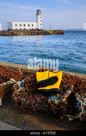 Les bottes jaunes de protection de Trawlerman et les engins de pêche dans le port. À Scarborough, en Angleterre. Activé Banque D'Images