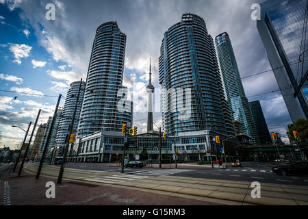 Les voies de tramways et les bâtiments modernes le long de la Queens Quay West, à l'Harbourfront, à Toronto, en Ontario. Banque D'Images