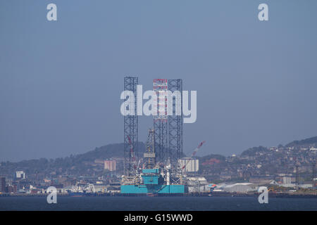 Tayside, Dundee, Écosse, Royaume-Uni, 9 mai 2016. Météo France : Hazy sunshine voyage Dundee. Début de la brume qui se dispersent rapidement les correctifs en laissant un jour sec avec de longues périodes de soleil voilé ininterrompue. Très chaud à l'intérieur des terres, les températures plus élevées sur la brise d'est de Tayside mais gardant les côtes tout à fait un peu plus frais. Température Maximum 17°C. Ce soir il va rester sec et tempéré avec de longues périodes de claire. Brume et brouillard deviendra plus large le long de la côte est, s'étendant à l'intérieur des terres seront plus tard ce soir. Vive les vents d'est avec des températures chutant à 10 °C. Credit : Dundee Photographics / Alamy Live News Banque D'Images