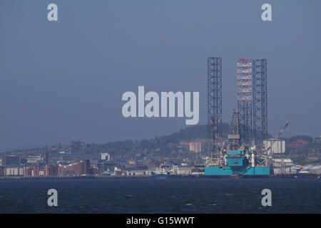 Tayside, Dundee, Écosse, Royaume-Uni, 9 mai 2016. Météo France : Hazy sunshine voyage Dundee. Début de la brume qui se dispersent rapidement les correctifs en laissant un jour sec avec de longues périodes de soleil voilé ininterrompue. Très chaud à l'intérieur des terres, les températures plus élevées sur la brise d'est de Tayside mais gardant les côtes tout à fait un peu plus frais. Température Maximum 17°C. Ce soir il va rester sec et tempéré avec de longues périodes de claire. Brume et brouillard deviendra plus large le long de la côte est, s'étendant à l'intérieur des terres seront plus tard ce soir. Vive les vents d'est avec des températures chutant à 10 °C. Credit : Dundee Photographics / Alamy Live News Banque D'Images