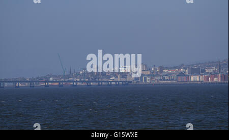 Tayside, Dundee, Écosse, Royaume-Uni, 9 mai 2016. Météo France : Hazy sunshine voyage Dundee. Début de la brume qui se dispersent rapidement les correctifs en laissant un jour sec avec de longues périodes de soleil voilé ininterrompue. Très chaud à l'intérieur des terres, les températures plus élevées sur la brise d'est de Tayside mais gardant les côtes tout à fait un peu plus frais. Température Maximum 17°C. Ce soir il va rester sec et tempéré avec de longues périodes de claire. Brume et brouillard deviendra plus large le long de la côte est, s'étendant à l'intérieur des terres seront plus tard ce soir. Vive les vents d'est avec des températures chutant à 10 °C. Credit : Dundee Photographics / Alamy Live News Banque D'Images