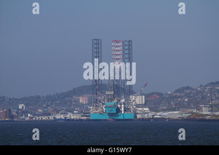 Tayside, Dundee, Écosse, Royaume-Uni, 9 mai 2016. Météo France : Hazy sunshine voyage Dundee. Début de la brume qui se dispersent rapidement les correctifs en laissant un jour sec avec de longues périodes de soleil voilé ininterrompue. Très chaud à l'intérieur des terres, les températures plus élevées sur la brise d'est de Tayside mais gardant les côtes tout à fait un peu plus frais. Température Maximum 17°C. Ce soir il va rester sec et tempéré avec de longues périodes de claire. Brume et brouillard deviendra plus large le long de la côte est, s'étendant à l'intérieur des terres seront plus tard ce soir. Vive les vents d'est avec des températures chutant à 10 °C. Credit : Dundee Photographics / Alamy Live News Banque D'Images