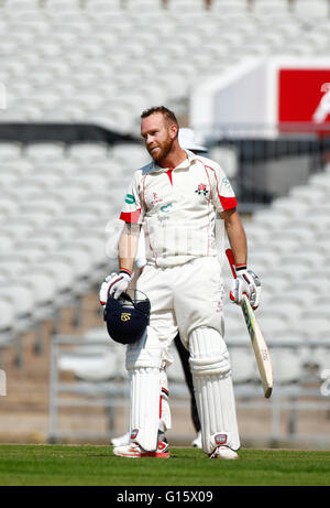 Old Trafford, Manchester, Royaume-Uni. 09 mai, 2016. Championnat de cricket du comté de Supersavers. Lancashire versus Hampshire. Lancashire all-rounder Luc Proctor reconnaît la foule après avoir atteint son siècle. © Plus Sport Action/Alamy Live News Banque D'Images