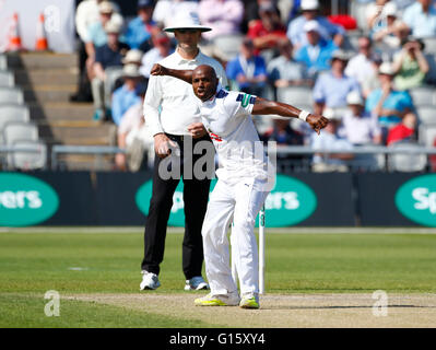 Old Trafford, Manchester, Royaume-Uni. 09 mai, 2016. Championnat de cricket du comté de Supersavers. Lancashire versus Hampshire. Tino Best célèbre en tenant le wicket de batteur de Lancashire Alviro Petersen. Credit : Action Plus Sport/Alamy Live News Banque D'Images