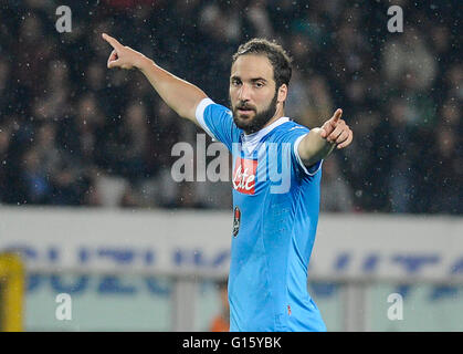 Turin, Italie. 8 mai, 2016 : Gonzalo Higuain gestes au cours de la serie d'un match de football entre Torino FC et SSC Naples Banque D'Images