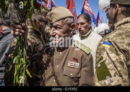 Kiev, Kiev, Ukraine. 9 mai, 2016. Ancien combattant lors de la célébration en souvenir du 9 mai de la Seconde Guerre mondiale, le jour de la Victoire, dans la flamme éternelle du monument à Kiev, Ukraine. © Celestino Arce/ZUMA/Alamy Fil Live News Banque D'Images