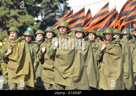 Tambov, Région de Tambov, en Russie. 9 mai, 2016. Le 9 mai en Russie dans toutes les villes et régions célèbrent le jour de la victoire du peuple russe dans la grande guerre patriotique. À Tambov 9 mai 2016 a accueilli 71 Revue de la Victoire © Aleksei Sukhorukov/ZUMA/Alamy Fil Live News Banque D'Images