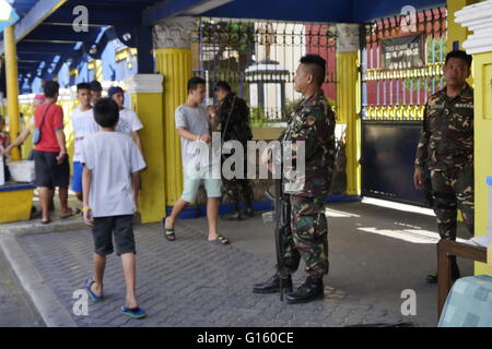 Mandaluyong, Philippines. 09 mai, 2016. Des millions de voter pour l'élection présidentielle aux Philippines. Un rapport de la Police nationale 2016 élection pacifique. Crédit : George Buid/Pacific Press/Alamy Live News Banque D'Images