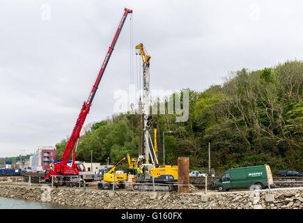 Bantry, Irlande. 9 mai 2016. Les travaux se poursuivent sur la première phase de développement du port intérieur de Bantry, d'une valeur de 8.5 millions d'euros. À la fin du projet, il y aura une marina de 20 coutres (pontons de quai) et le port aura été rasé à une profondeur de 4 mètres pour permettre aux navires d'accéder au port intérieur. Les travaux supplémentaires comprendront l'élargissement et l'extension du quai de la ville, 4 000 m2 de terrain paysagé récupéré et la construction d'un ponton flottant de 60 m de long. Crédit : AG News/Alay Live News Banque D'Images