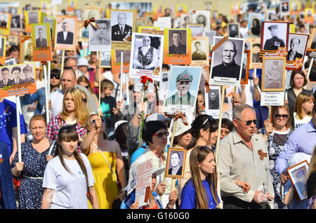 9 mai 2016 - Région de Tambov Tambov,, Russie - Mai 9, 2016 l'hôte de l'action internationale ''immortel'' Régiment, qui a eu lieu dans toutes les villes et régions de Russie (sur la photo - Action ''immortel'' Régiment à Tambov (Image Crédit : © Aleksei Sukhorukov via Zuma sur le fil) Banque D'Images