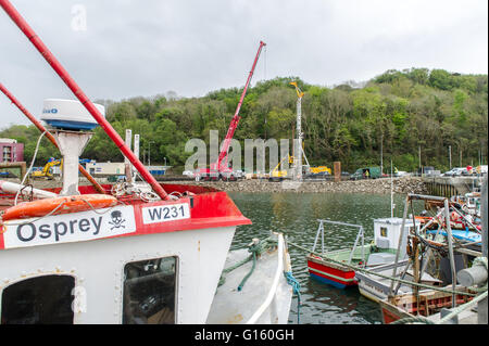 Bantry, Irlande. 9 mai 2016. Les travaux se poursuivent sur la première phase de développement du port intérieur de Bantry, d'une valeur de 8.5 millions d'euros. À la fin du projet, il y aura une marina de 20 coutres (pontons de quai) et le port aura été rasé à une profondeur de 4 mètres pour permettre aux navires d'accéder au port intérieur. Les travaux supplémentaires comprendront l'élargissement et l'extension du quai de la ville, 4 000 m2 de terrain paysagé récupéré et la construction d'un ponton flottant de 60 m de long. Crédit : AG News/Alay Live News Banque D'Images