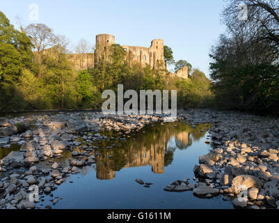 Teesdale, Barnard Castle, comté de Durham au Royaume-Uni. Le lundi 9 mai 2016. Météo britannique. Une belle soirée chaude dans le Nord de l'Angleterre comme le soleil illumine themedieval château de Barnard Castle situé sur un éperon rocheux au-dessus de la Rivière Tees. Crédit : David Forster/Alamy Live News Banque D'Images